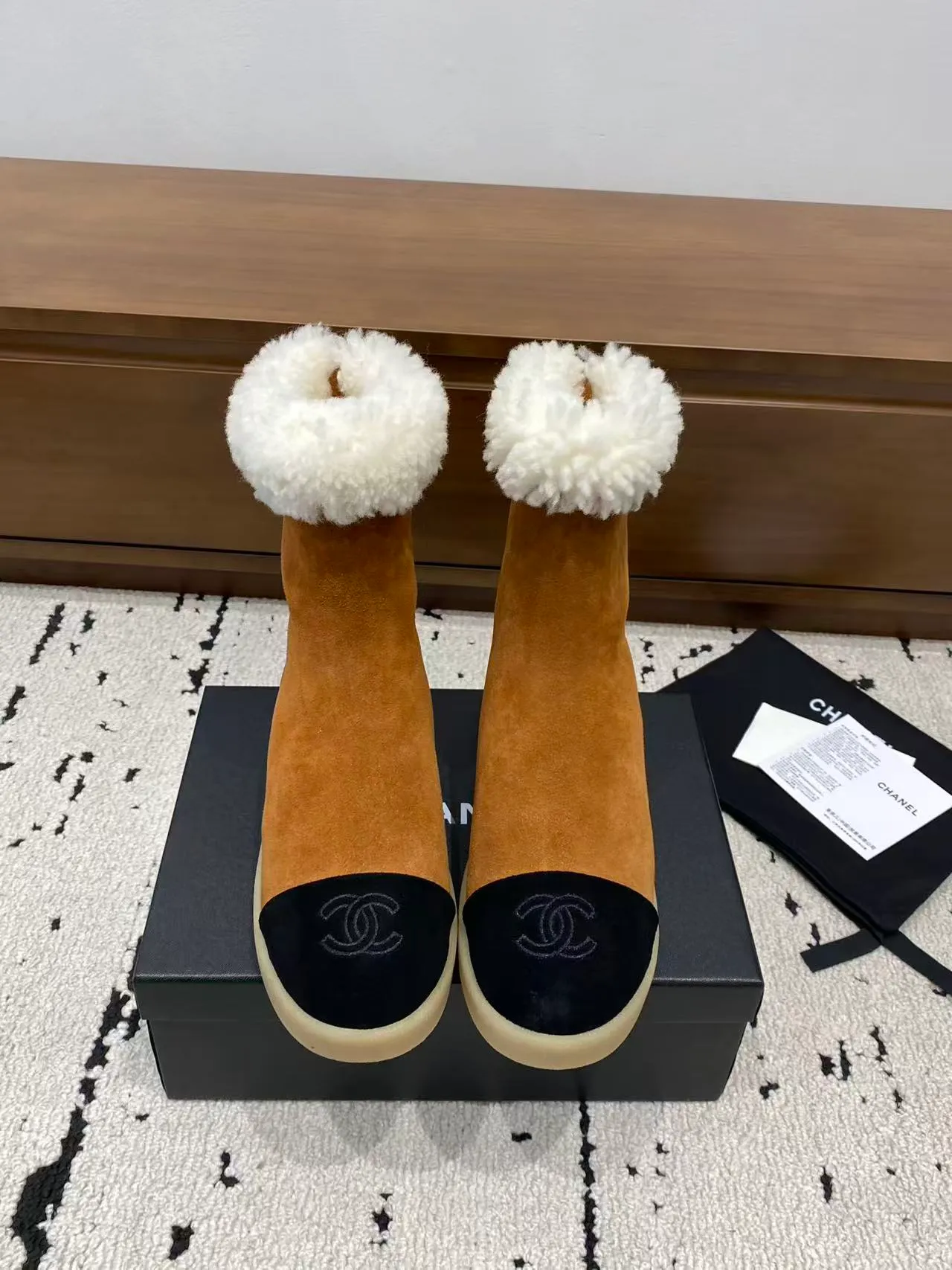 👟👟Ex-factory price 700👟👟 🍀Chanel 2025 autumn and winter furry snow boots. Chanel new autumn and winter genuine wool slippers and boots. Xiaoxiang’s 2025 autumn and winter most beautiful snow boots. Classic, beautiful and warm snow boots❤️Super warm! It's enough to have it this winter, it's really beautiful and fairy~ Materials and craftsmanship: The upper is made of custom sheepskin/wool/sheepskin, and the inner pads are all made of wool. It feels very soft and comfortable! The sole is the original TPU outsole Size: 35-39 (40.41 customized, non-refundable)